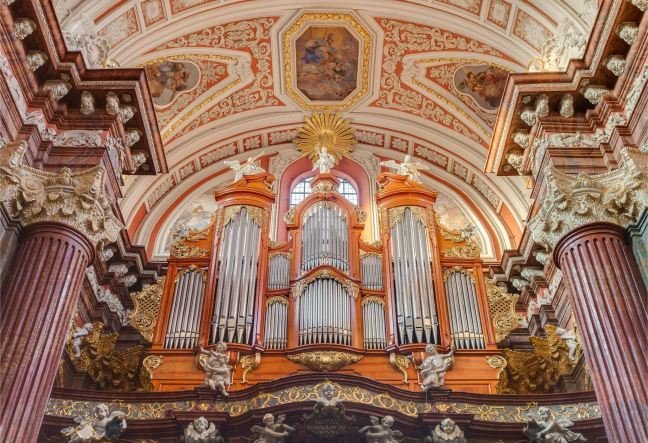 Músicos de Melodival actuando en una ceremonia religiosa en iglesia, música en directo para bodas y eventos litúrgicos