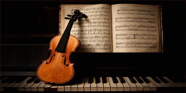 Instrumentos de cuerda (violín, viola, violonchelo) tocados por Melodival en bodas y eventos elegantes