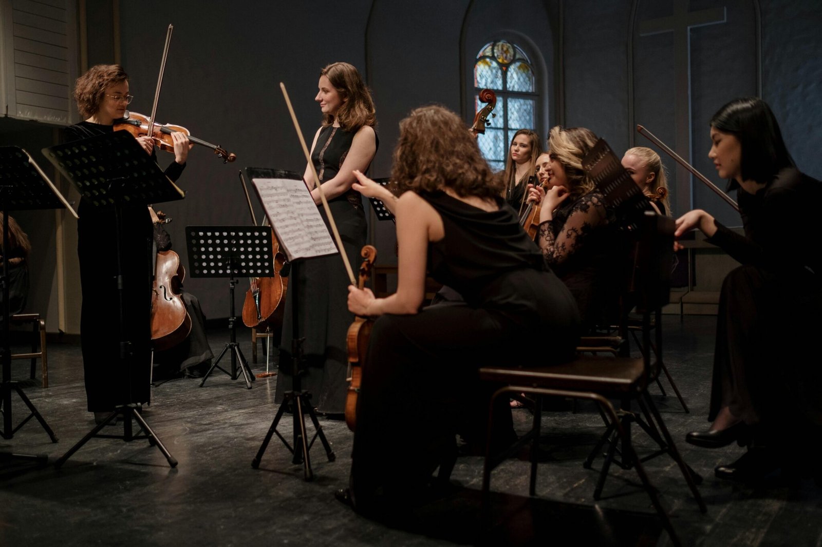 Músicos de Melodival interpretando música romántica en un evento elegante