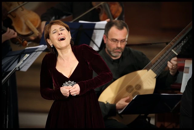 Soprano de Melodival interpretando música en vivo en un evento elegante