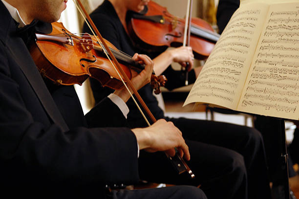 Interpretación en vivo de música clásica con violines por Melodival para bodas y eventos exclusivos
