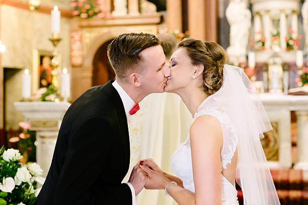 Boda religiosa con música en vivo de Melodival en una iglesia, creando un ambiente solemne y elegante