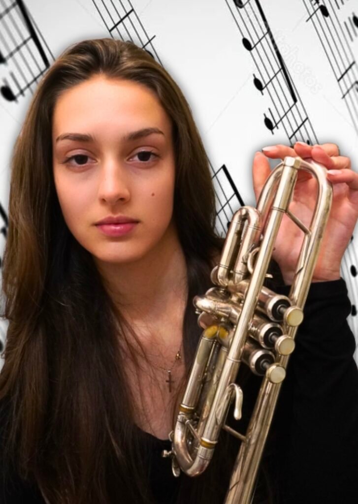 Leonor Ballester, líder de Melodival, tocando la trompeta en vivo para bodas y eventos exclusivos