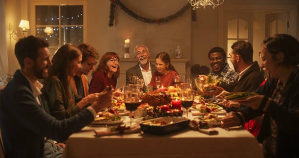 Cena familiar acompañada de música en vivo de Melodival para crear un ambiente acogedor y elegante